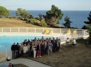 Photo de groupe près de la piscine