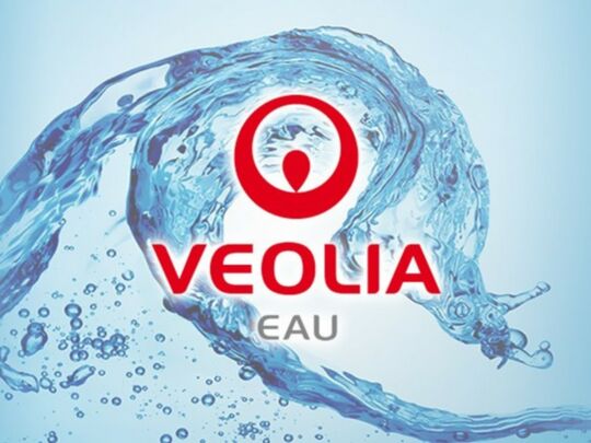 Une vague qui englobe le logo Véolia