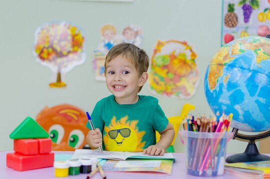enfant en séance de coloriage à l'école