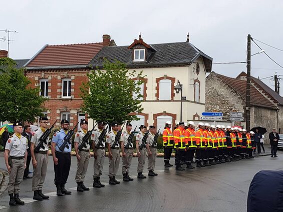 Les sapeurs-pompiers et les militaires alignés pour la cérémonie du 8 mai