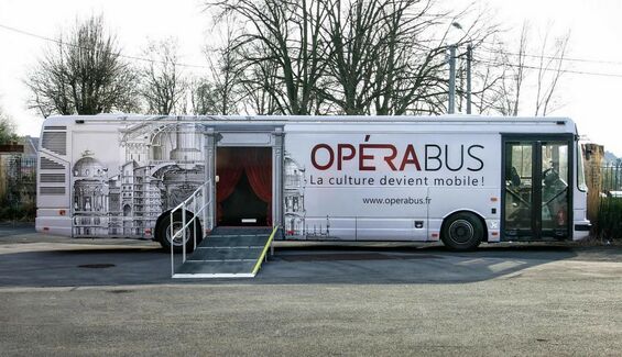 Le bus de l'opéra qui est garé sur un parking