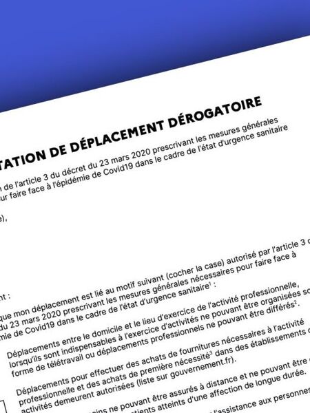 Attestation de déplacement dérogatoire écrite de travers sur un fond bleu