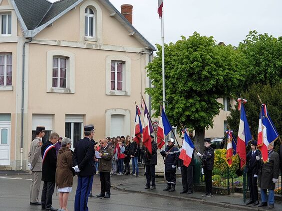 Le message des anciens combattants est lu par le président devant le monument aux Morts