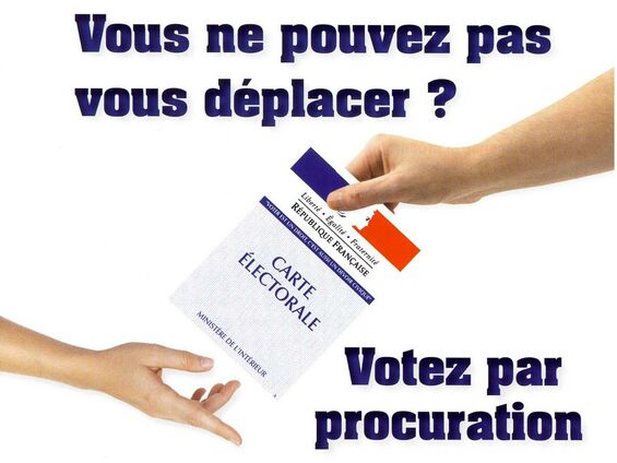 Deux mains qui tiennent une carte d'élécteur pour montrer le vote par procuration