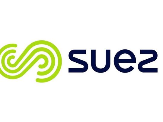 Une vague verte qui ondule le long du logo suez