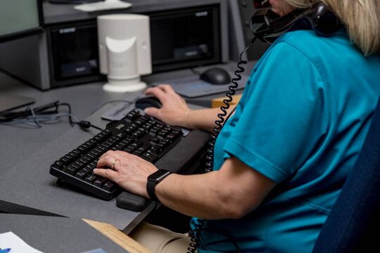 Une secrétaire au téléphone qui tape au clavier