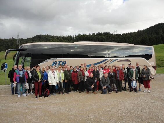 photo du groupe devant le bus