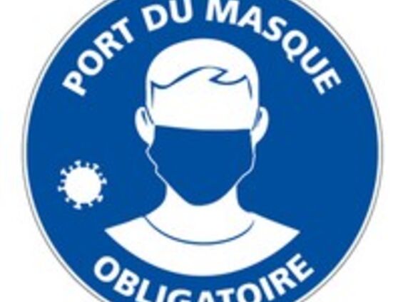 Un visage qui porte un masque avec le slogan qui l'entoure indiquant que le port du masque est obligatoire