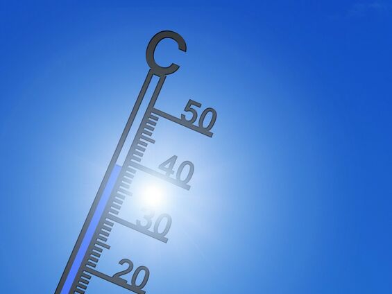 Un thermomètre qui affiche 40° sous un ciel totalement bleu