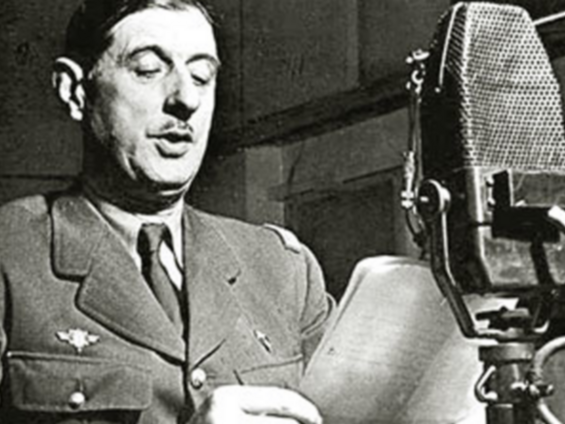 Le Général de Gaulle devant son micro et qui s'adresse aux Français