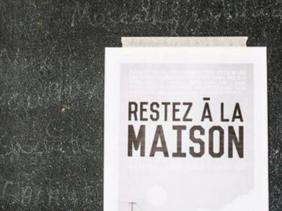 Une pancarte qui indique Restez chez vous