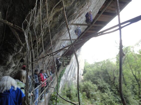 chemin près de la grotte